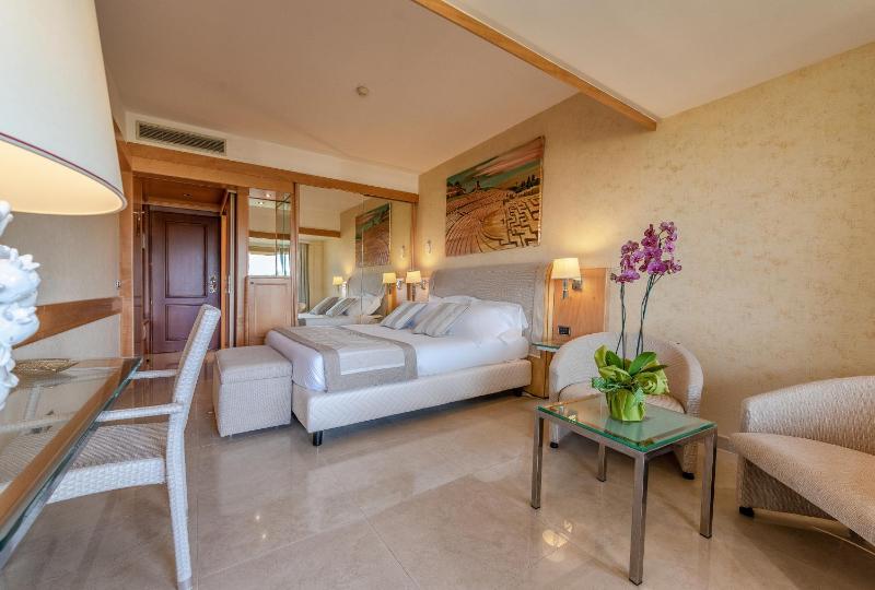 Deluxe Double Room image 3