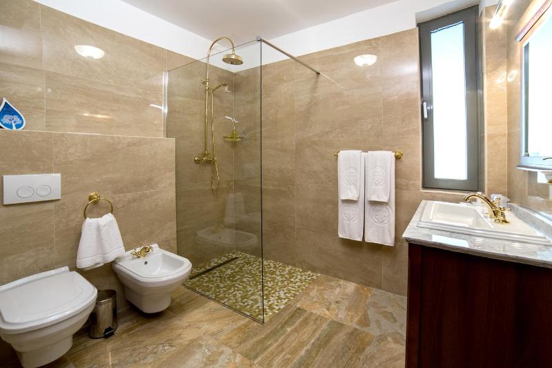Deluxe King Room image 2