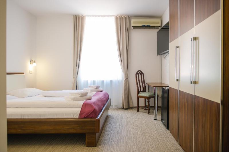 Standard Double Room image 3