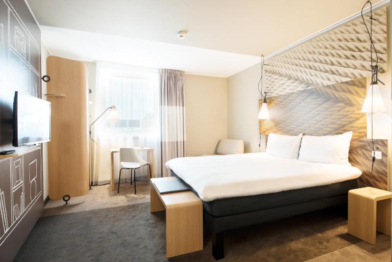 Queen Room with extra bed image 4