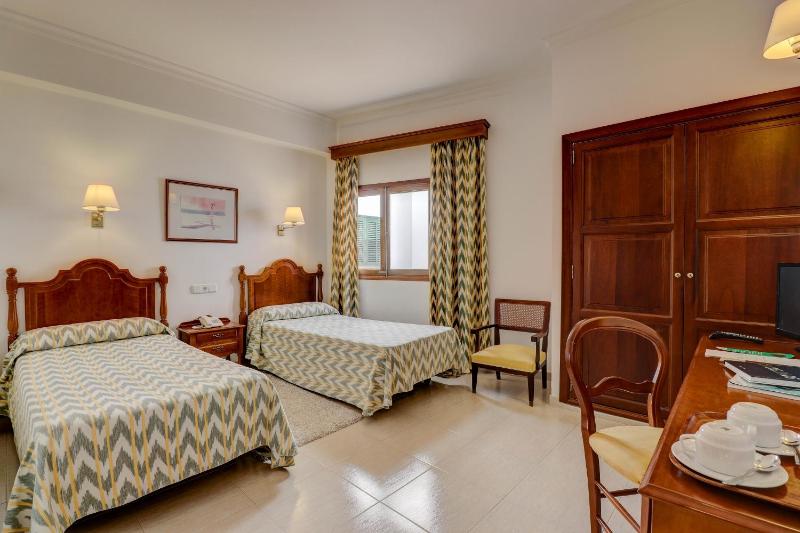 Standard Double Room image 4