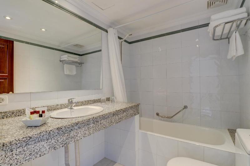 Twin or Double Room with Sea View image 4