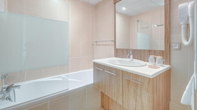 Studio with Balcony image 4