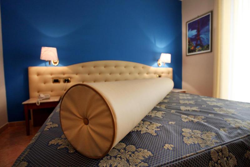 Double Room image 3