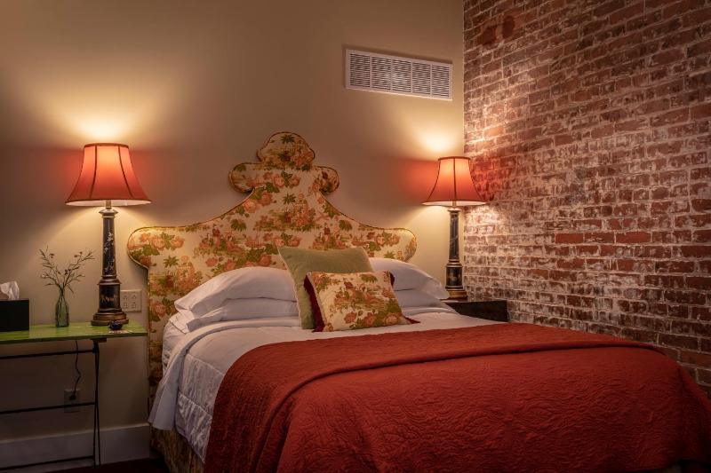 One-Bedroom Apartment image 3