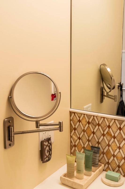One-Bedroom Apartment image 3