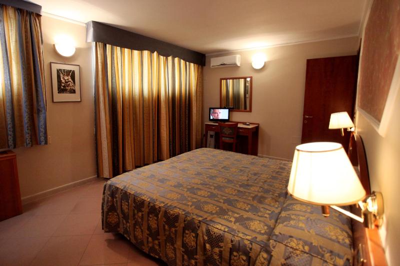 Quadruple Room image 4