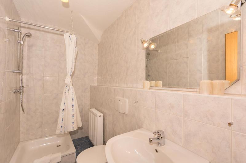 Double Room with Extra Bed image 2