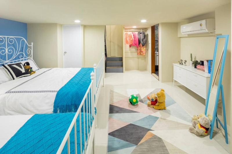 Spacious family Full-floor Apt - image 13