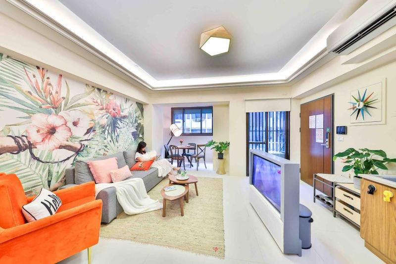 Spacious family Full-floor Apt - image 1