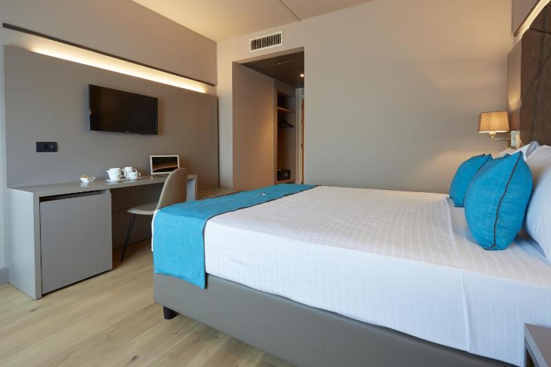 Classic Double Room image 4