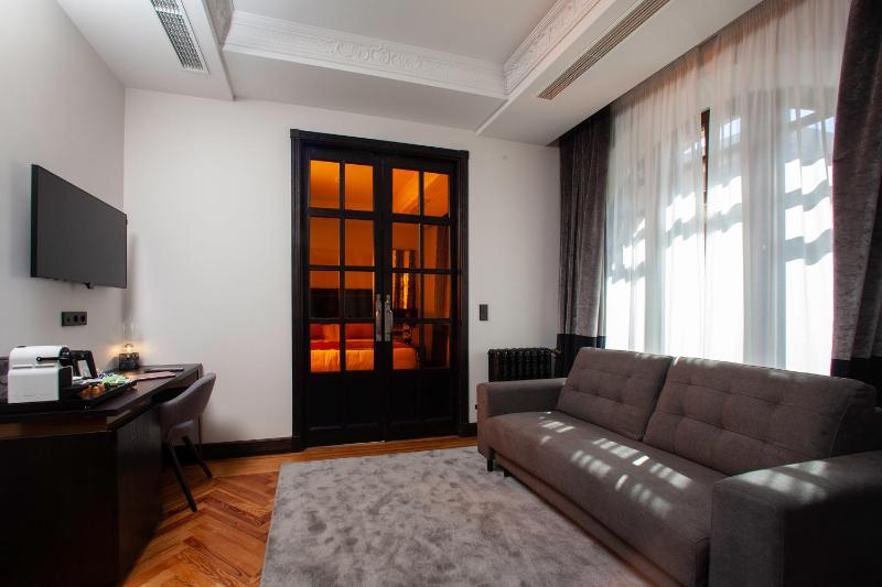 Deluxe Junior Suite image 2