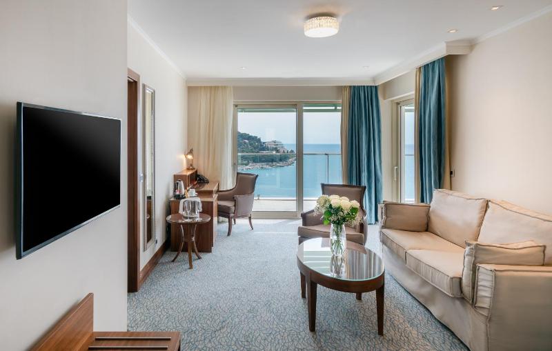 Deluxe Suite with Terrace and Sea View image 3