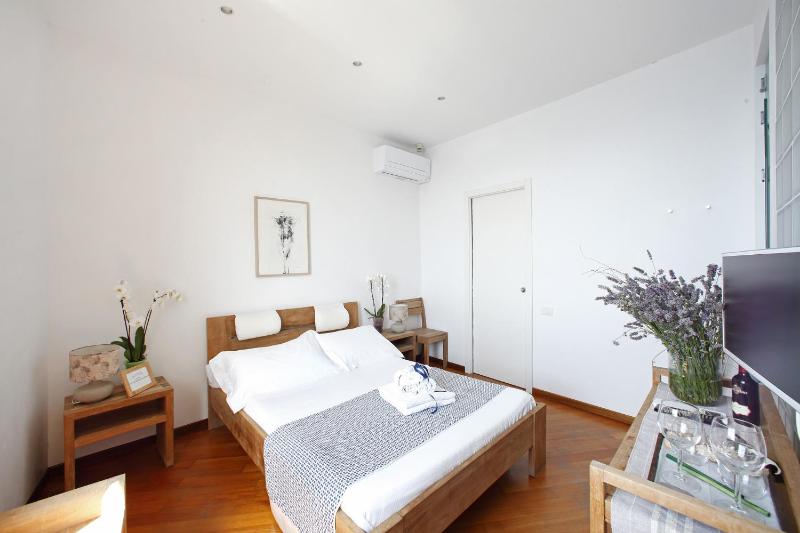 Double Room with Sea View image 4