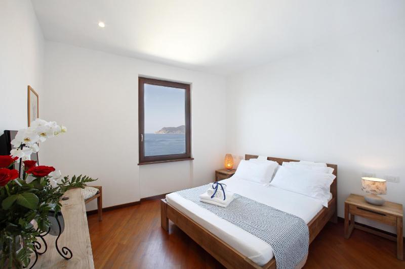 Large Double Room with Sea View image 3