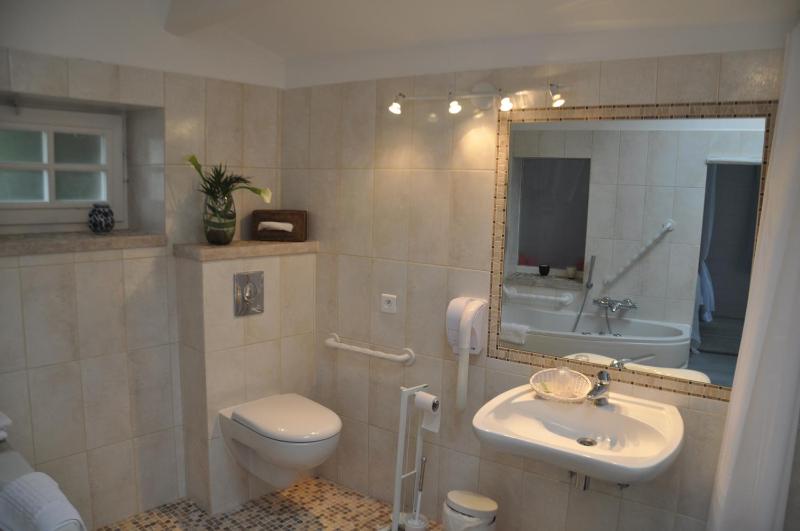 Balneo Double Room image 3
