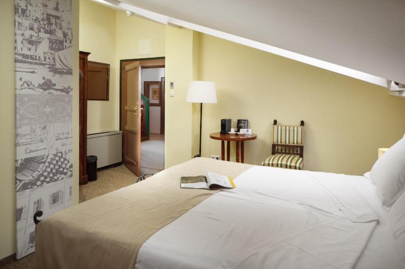 Standard Double Room - Attic image 4