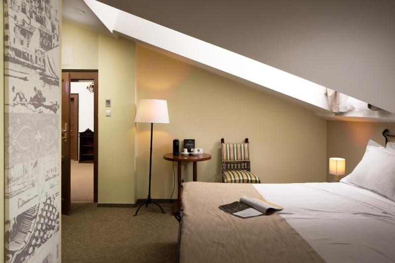 Standard Double Room - Attic image 3