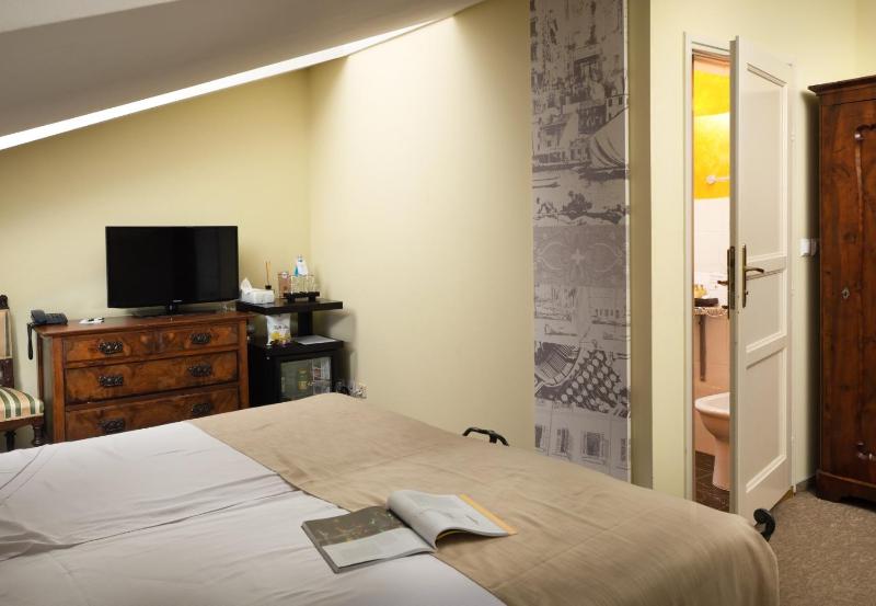 Standard Double Room - Attic image 2