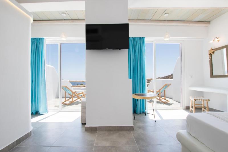 Deluxe Double Room with Balcony and Sea View image 2
