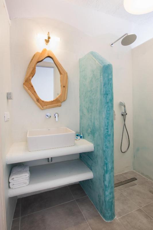 Deluxe Double Room with Balcony and Sea View image 3