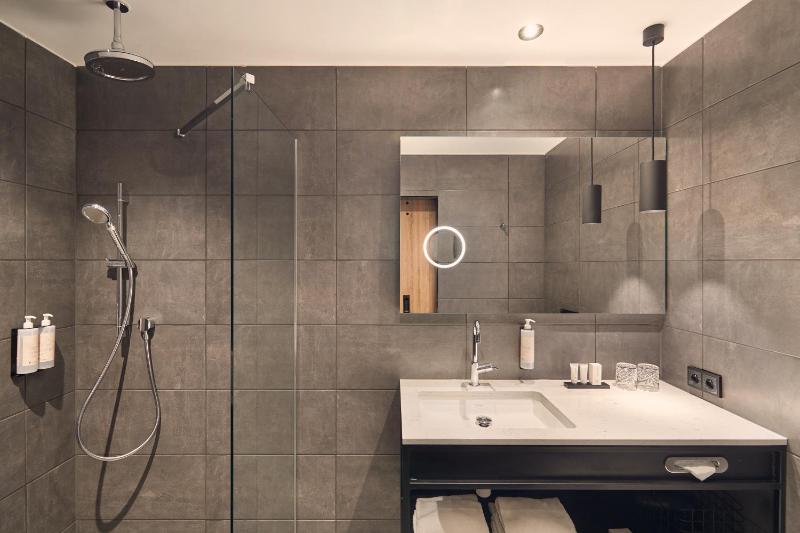 Deluxe Double or Twin Room image 3