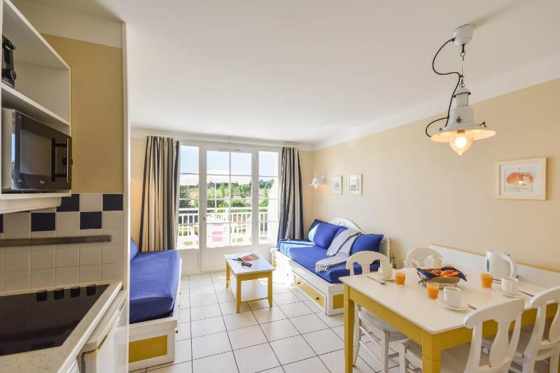 Standard One-Bedroom Apartment (4 People) image 2