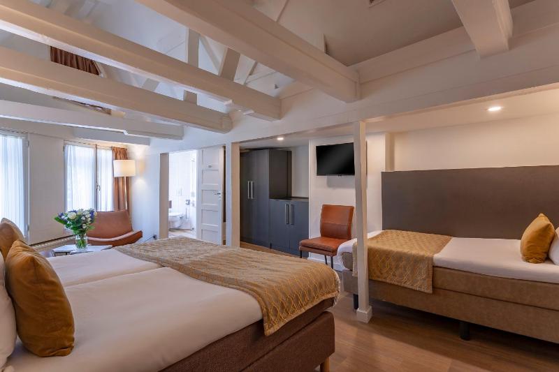 Avenue Hotel - image 16