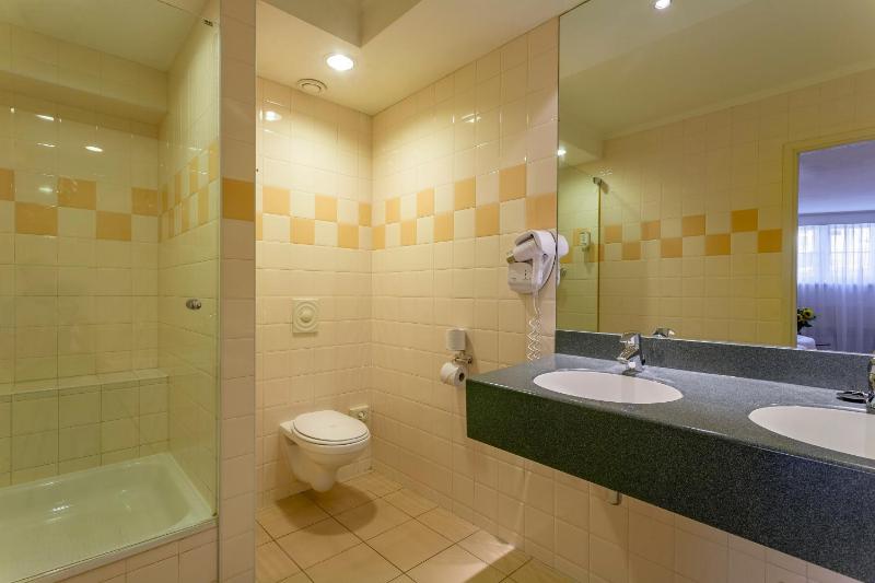 Quadruple Room image 3
