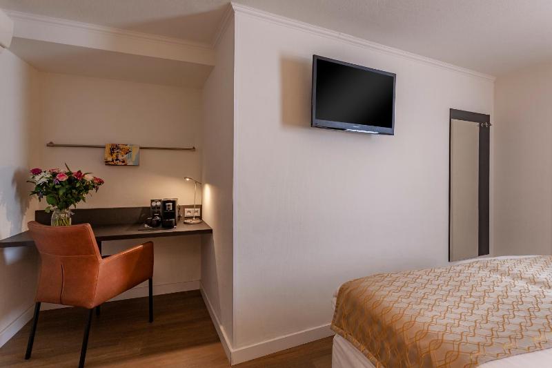 Deluxe Double Room image 3