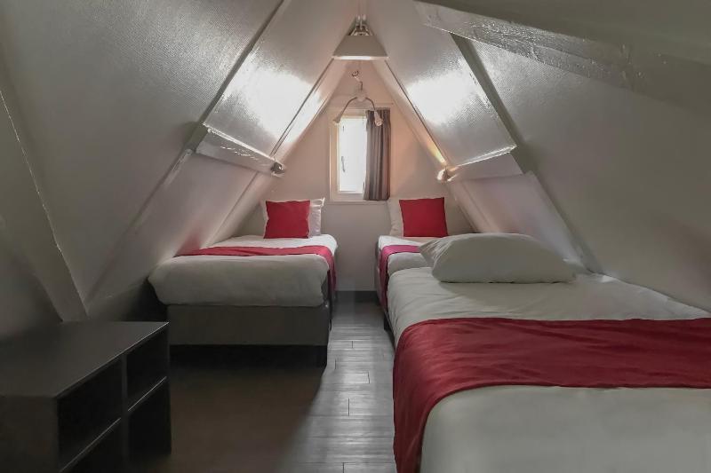 Avenue Hotel - image 14
