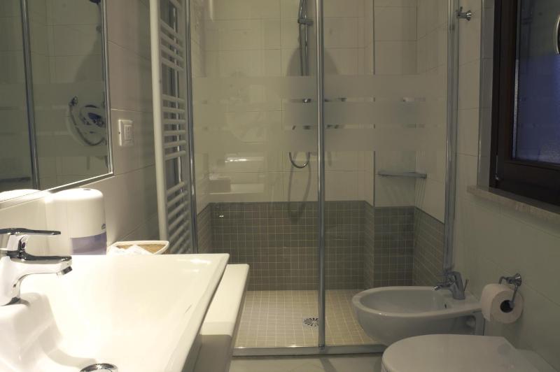 Deluxe Suite with Spa Bath image 2