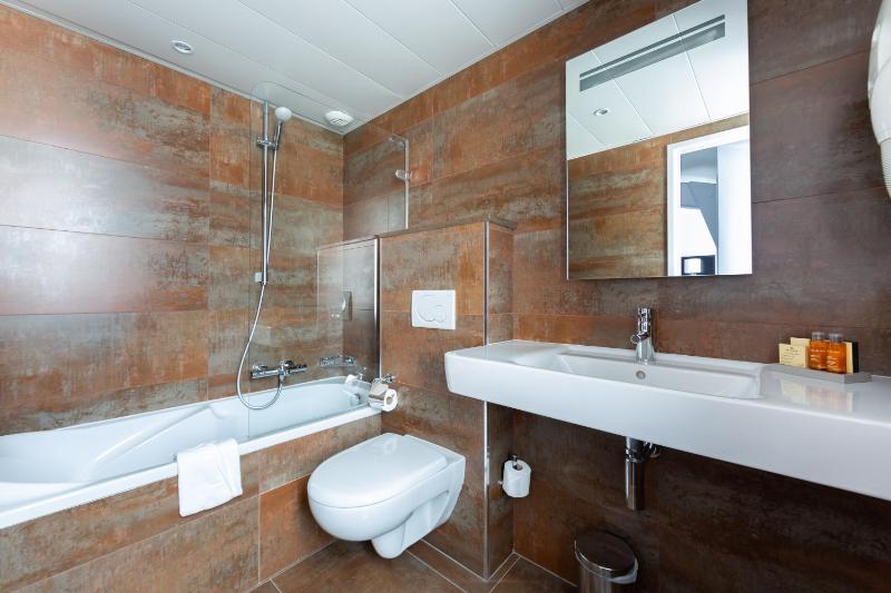 Triple Room with Bath image 1