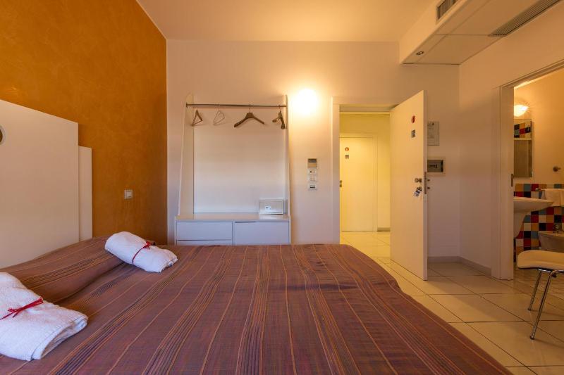 Standard Double Room image 3