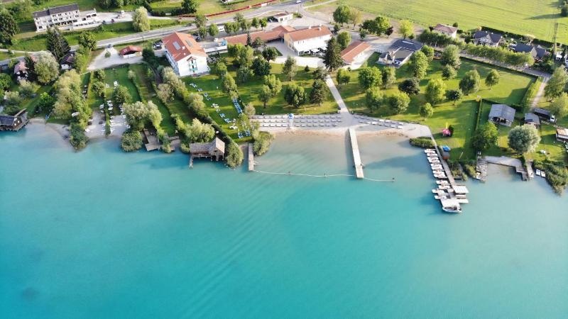 One-Bedroom Apartment with Balcony and Lake View image 4