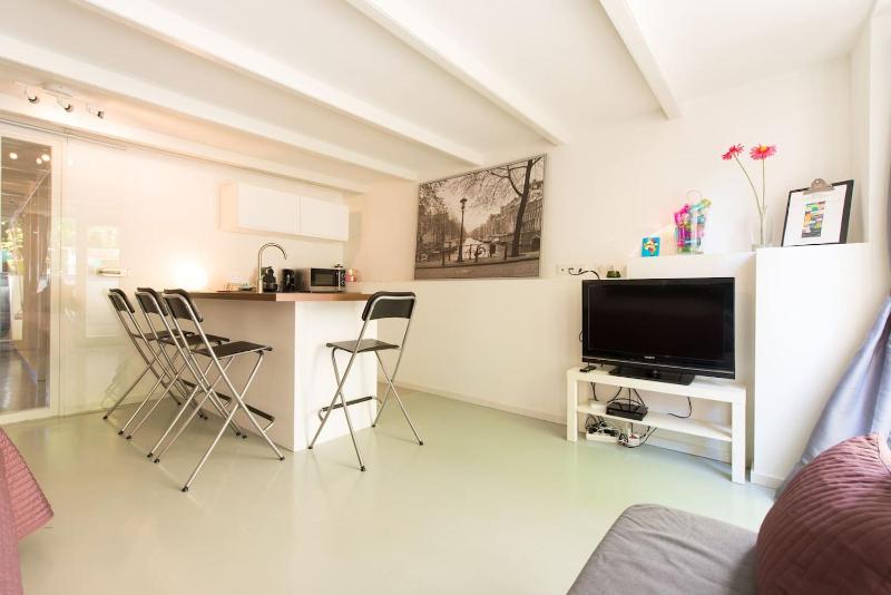 Quiet apartment for 4 at park in center - image 11