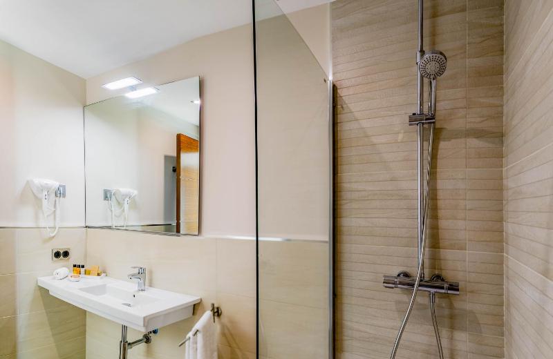 Deluxe Double or Twin Room with Sea View image 1