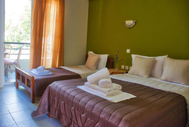 Triple Room with Garden View image 2