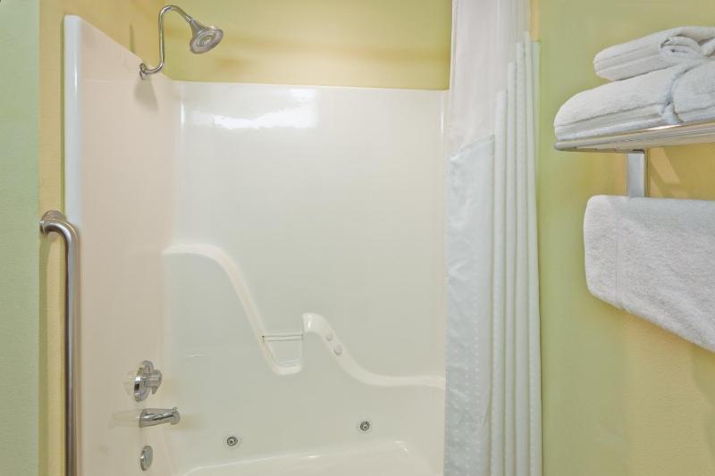 Standard King Room image 4