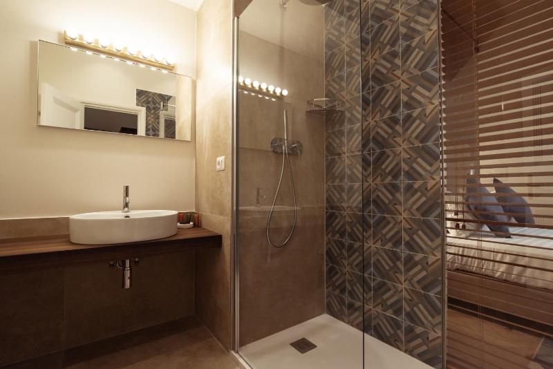 Deluxe King Room image 4