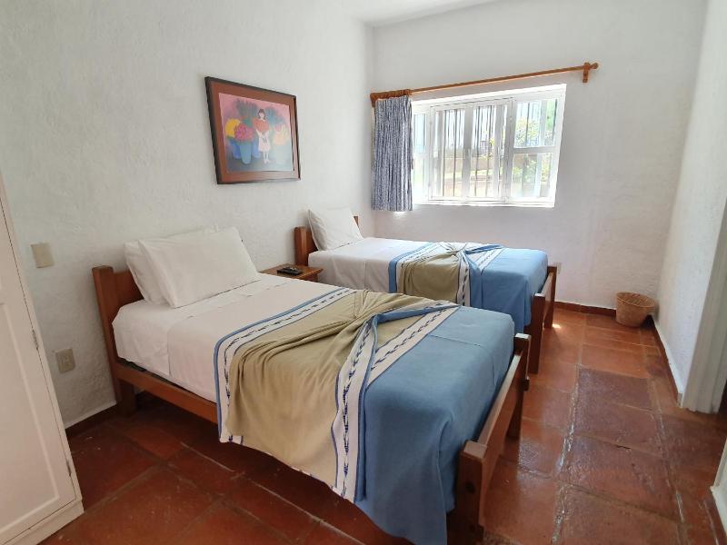 Twin Room image 2