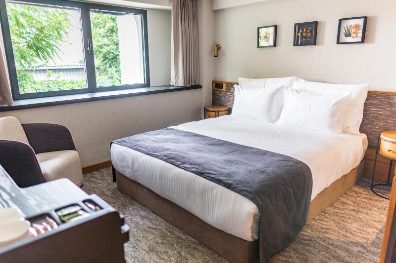 Standard Double Room image 3