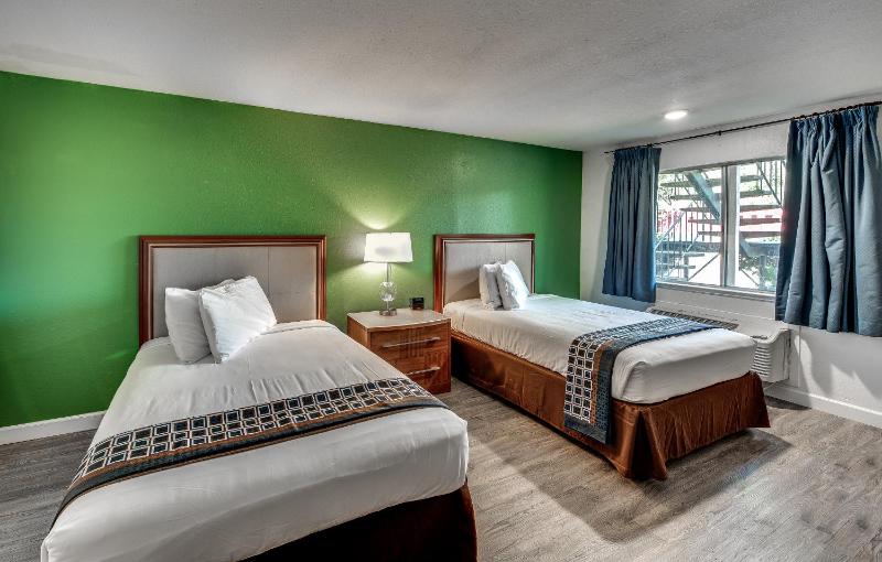 Deluxe Double Room with Two Double Beds image 2