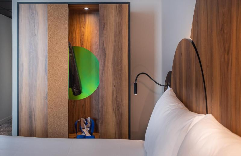 Standard Room With Three Single Beds image 2