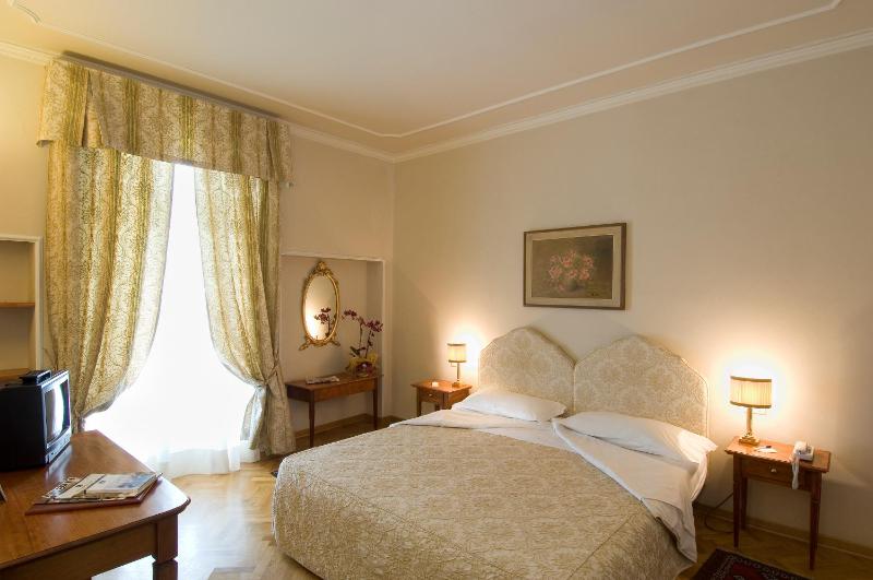 Deluxe Double or Twin Room image 1