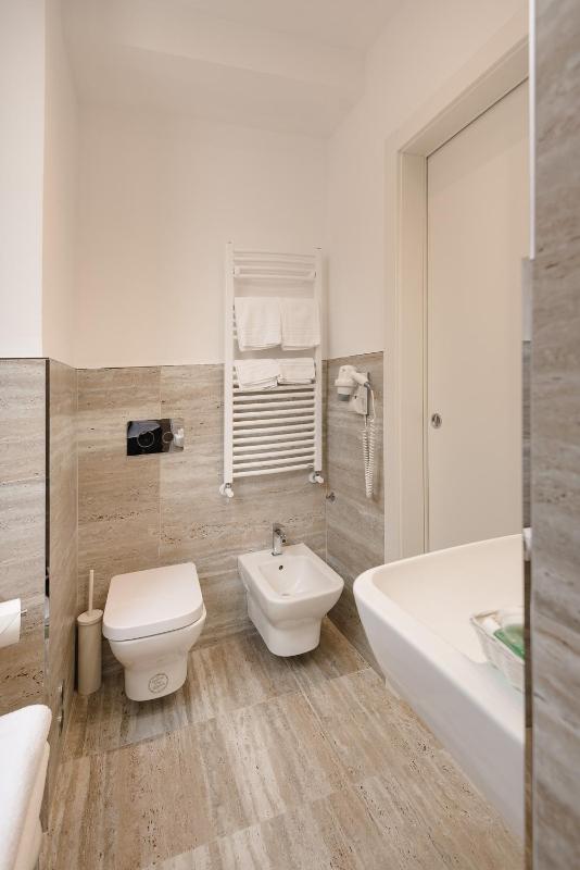 Single Room with Sea View image 4