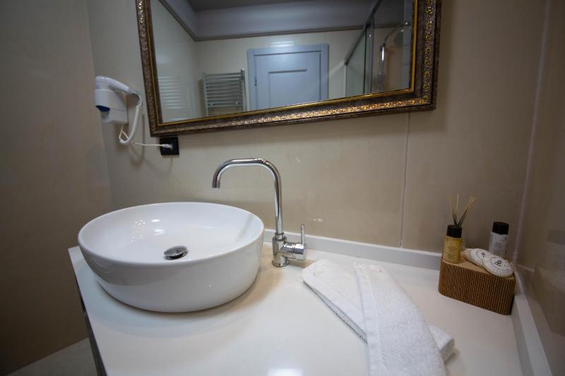 Suite with Hot Tub image 3