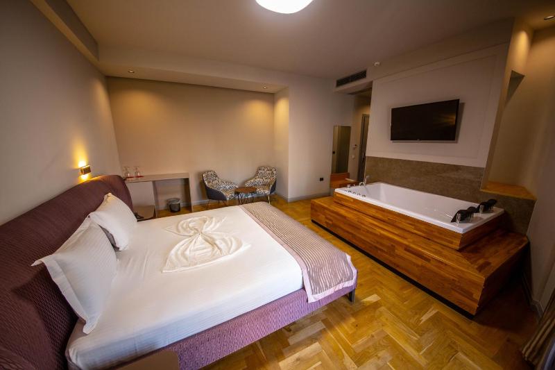 Suite with Hot Tub image 2