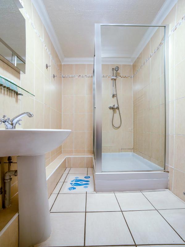 Single Room image 4