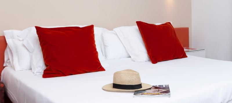Double Room with Balcony image 4